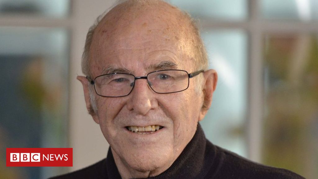 Australian broadcaster Clive James dies aged 80