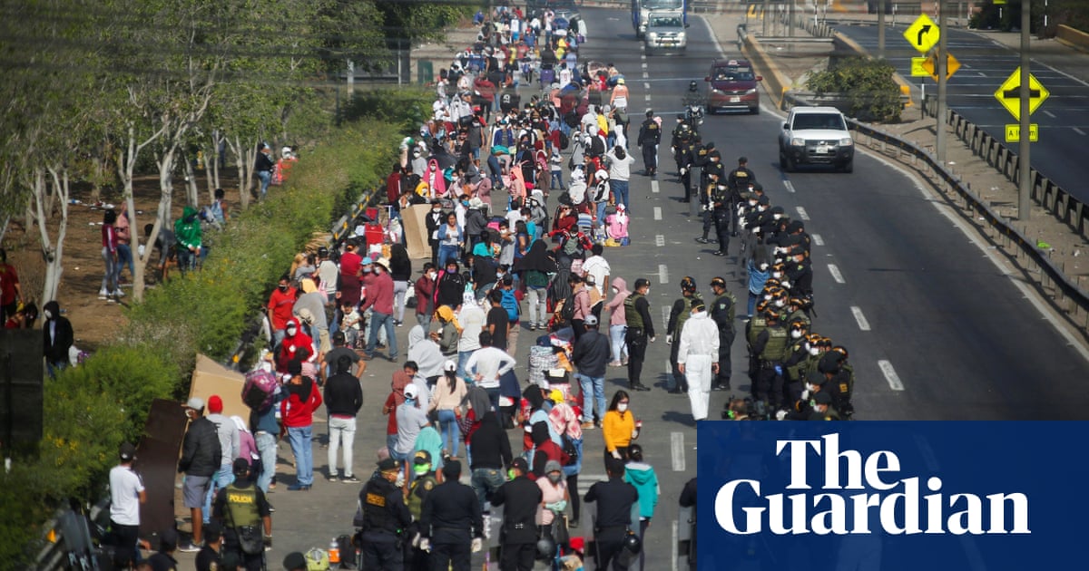 Peru: riot police block highway as people attempt to flee amid lockdown